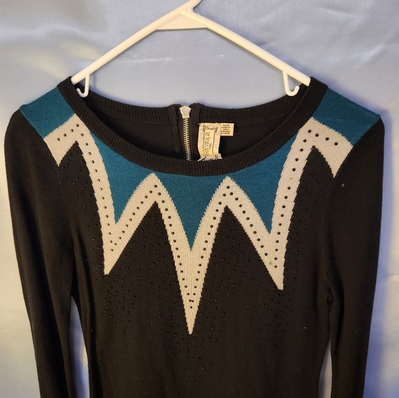 EUC Forever 21 unique geometric pattern/beaded long sweater sz med - Picture 2 of 8